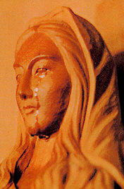 Al entregar el mensaje una estatua de la virgen lloró durante horas.